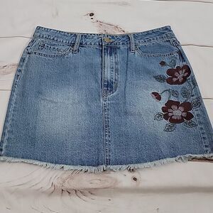 𝅺womens Size 29 Denim Floral Embroidered Jean Shirt by CoCo + Jaimeson